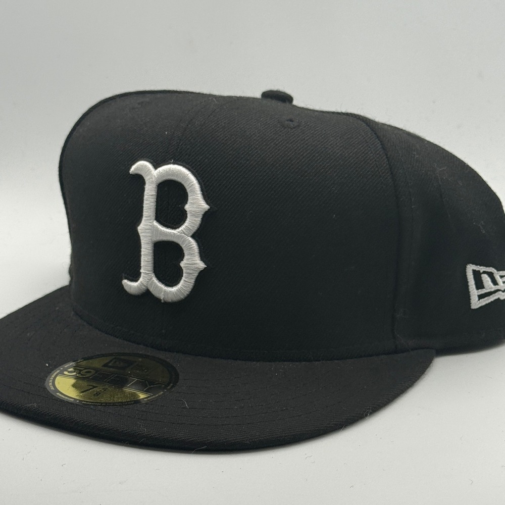 New Era 59FIFTY Boston Red Sox Fitted Hat Black White Size 7 5/8 MLB Wool Cap